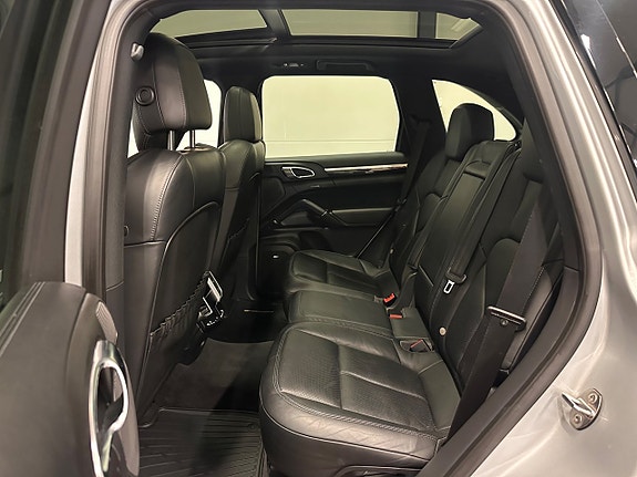 Porsche Cayenne 27 of 30