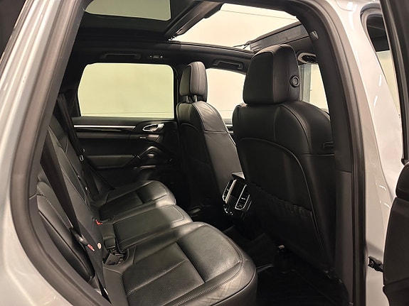 Porsche Cayenne 9 of 30