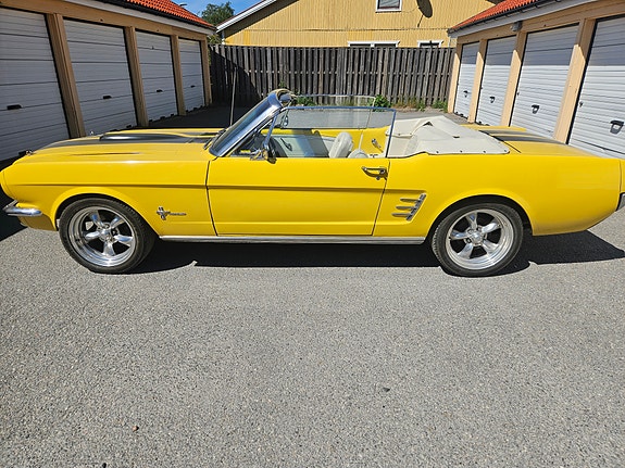 Ford Mustang 2 of 6
