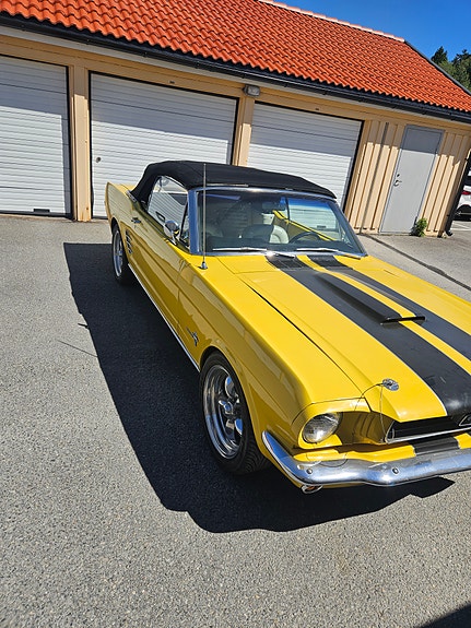 Ford Mustang 5 of 6