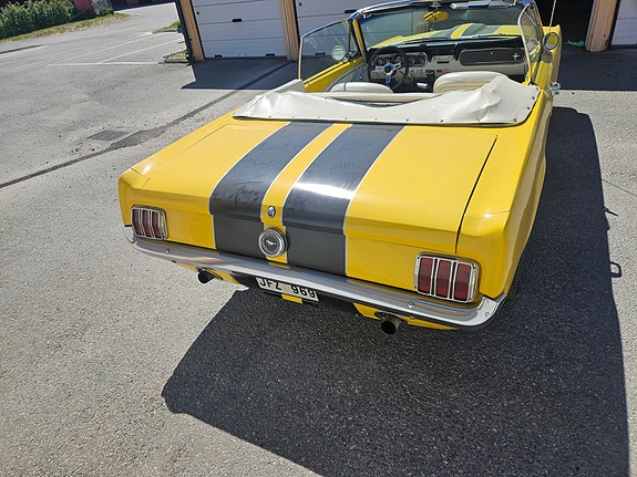 Ford Mustang 4 of 6