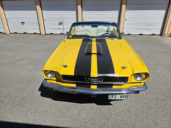 Ford Mustang 3 of 6