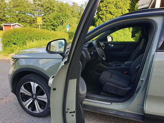 Volvo XC40 2 of 30