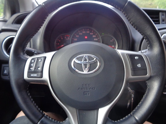 Toyota Yaris 12 of 30