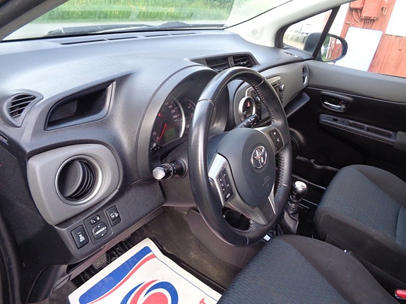 Toyota Yaris 25 of 30