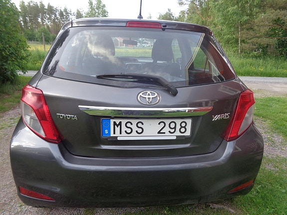 Toyota Yaris 6 of 30