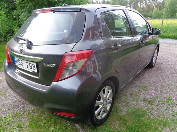 Toyota Yaris 9 of 30
