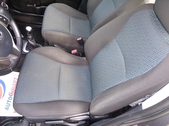 Toyota Yaris 19 of 30