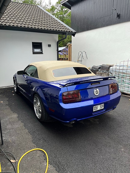 Ford Mustang 2 of 5