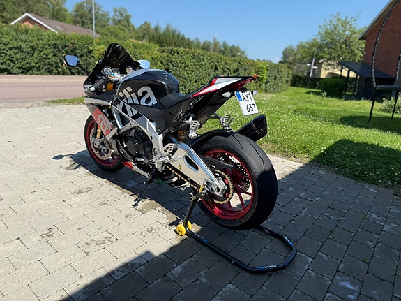 Aprilia RSV4 1000 RF 4 of 5