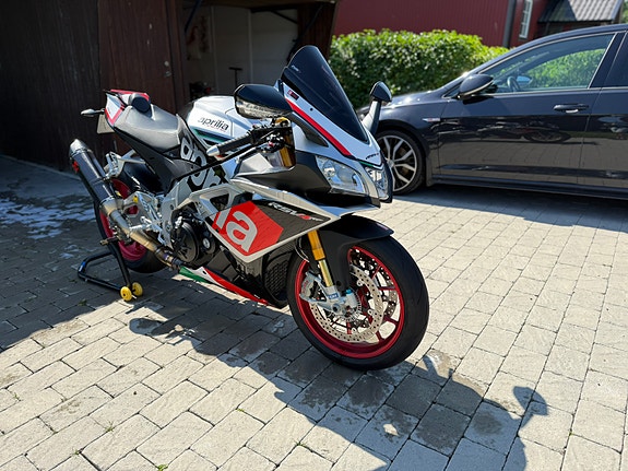 Aprilia RSV4 1000 RF 2 of 5