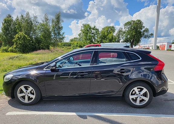 Volvo V40 2 of 5