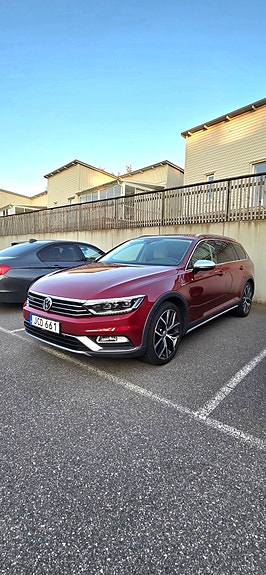 Volkswagen Passat Alltrack 2 of 5