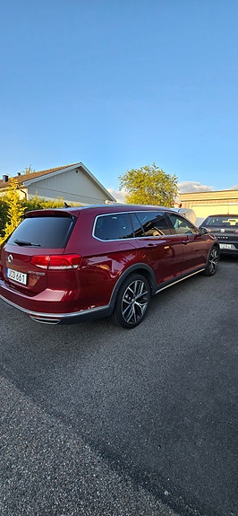 Volkswagen Passat Alltrack 3 of 5