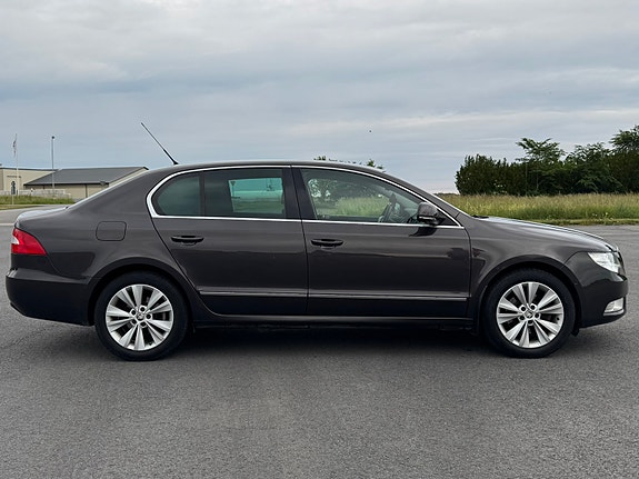 Skoda Superb 2 of 5