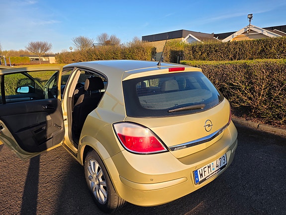 Opel Astra 2 of 5