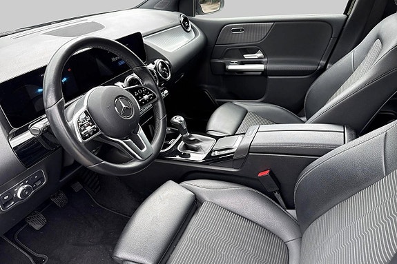 Mercedes-Benz B180 4 of 5