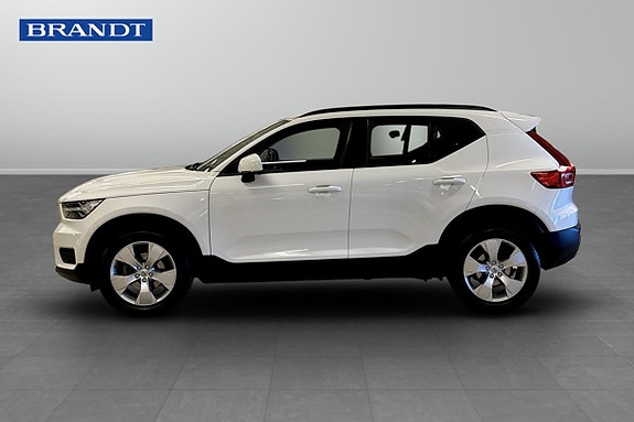 Volvo XC40 3 of 5