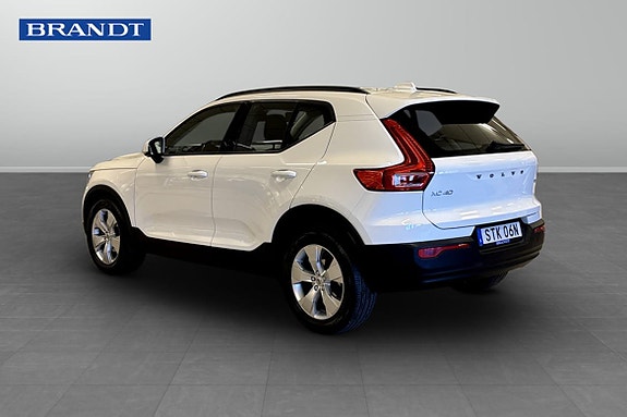 Volvo XC40 2 of 5