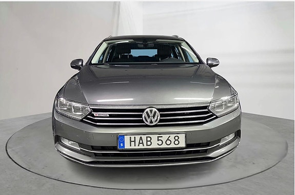 Volkswagen Passat 2 of 5