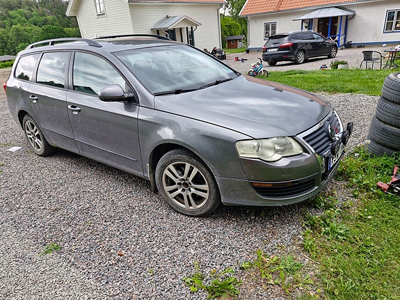 Volkswagen Passat 2 of 5