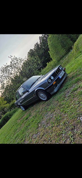 BMW 318iS 3 of 5