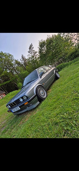 BMW 318iS 2 of 5