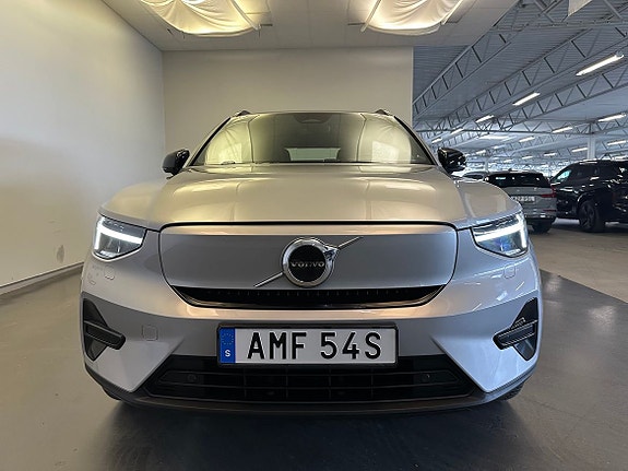 Volvo XC40 2 of 5