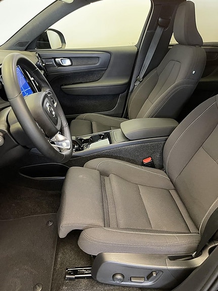 Volvo XC40 4 of 5