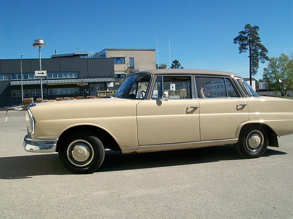 Mercedes-Benz 220 B 2 of 5