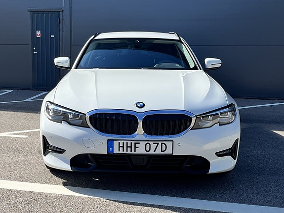 BMW 320d 2 of 13
