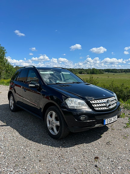 Mercedes-Benz ML320 3 of 5