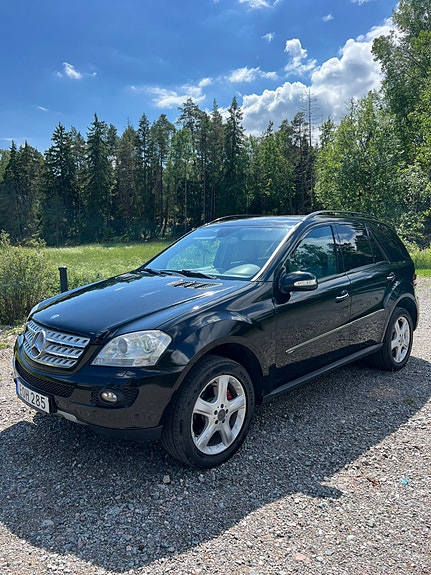 Mercedes-Benz ML320 2 of 5