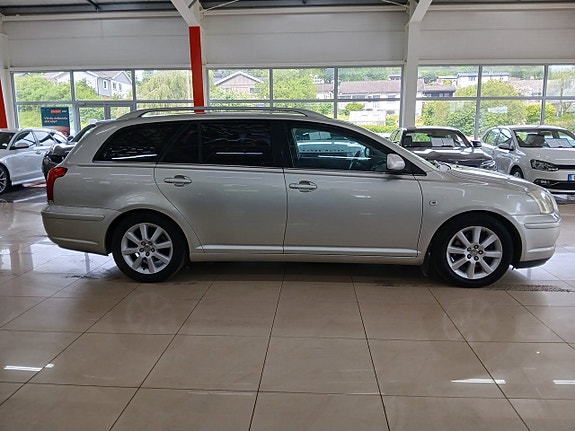 Toyota Avensis 4 of 5