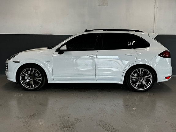 Porsche Cayenne S 4 of 5