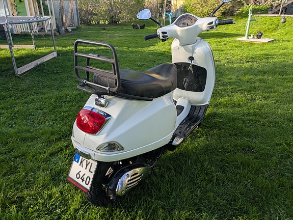 Vespa LX 125 2 of 4