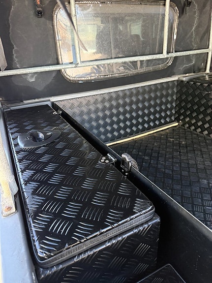 Land Rover Defender 130 24 of 30