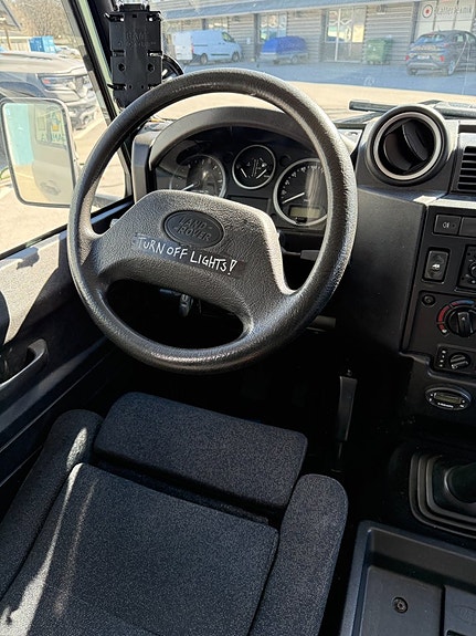 Land Rover Defender 130 15 of 30