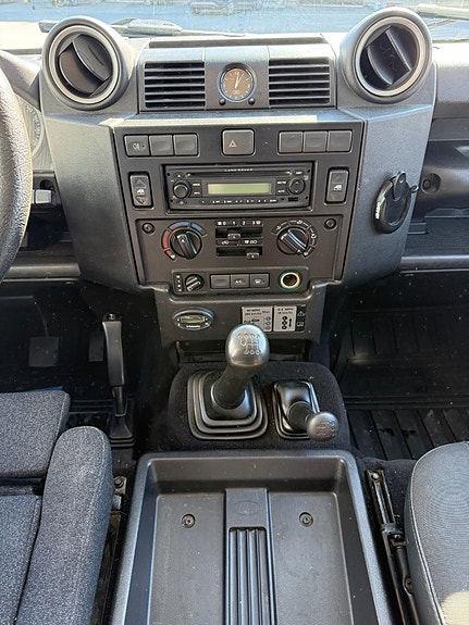 Land Rover Defender 130 14 of 30