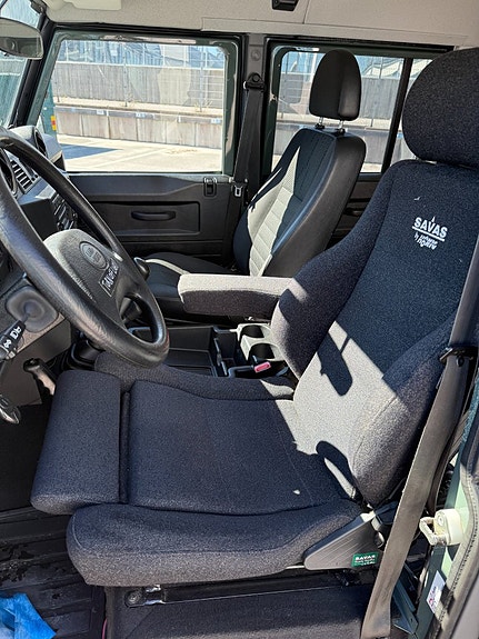 Land Rover Defender 130 12 of 30