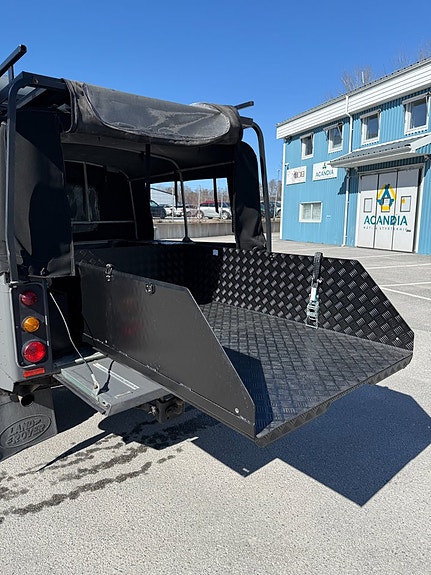 Land Rover Defender 130 20 of 30