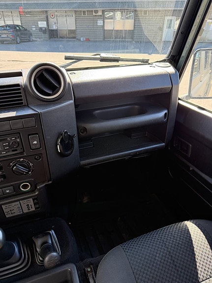 Land Rover Defender 130 17 of 30