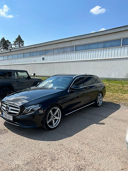 Mercedes-Benz E220 2 of 3