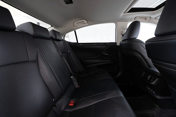 Lexus ES300h 15 of 25