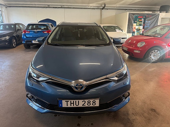 Toyota Auris 2 of 5
