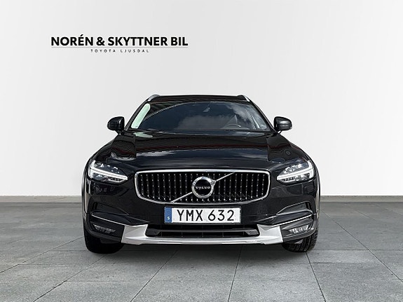 Volvo V90 Cross Country 2 of 5