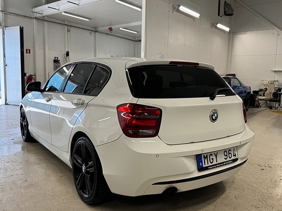 BMW 116i 3 of 5