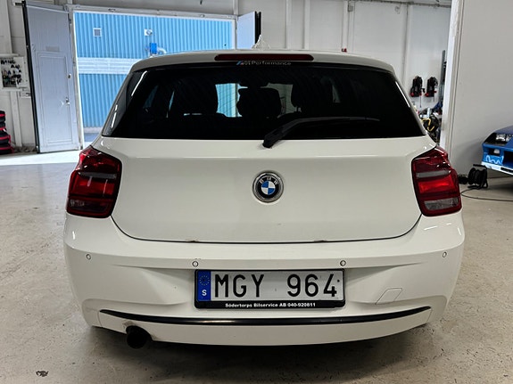 BMW 116i 4 of 5