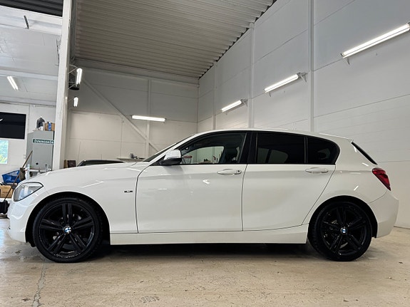 BMW 116i 2 of 5