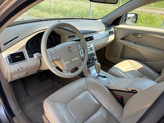 Volvo XC70 2 of 4